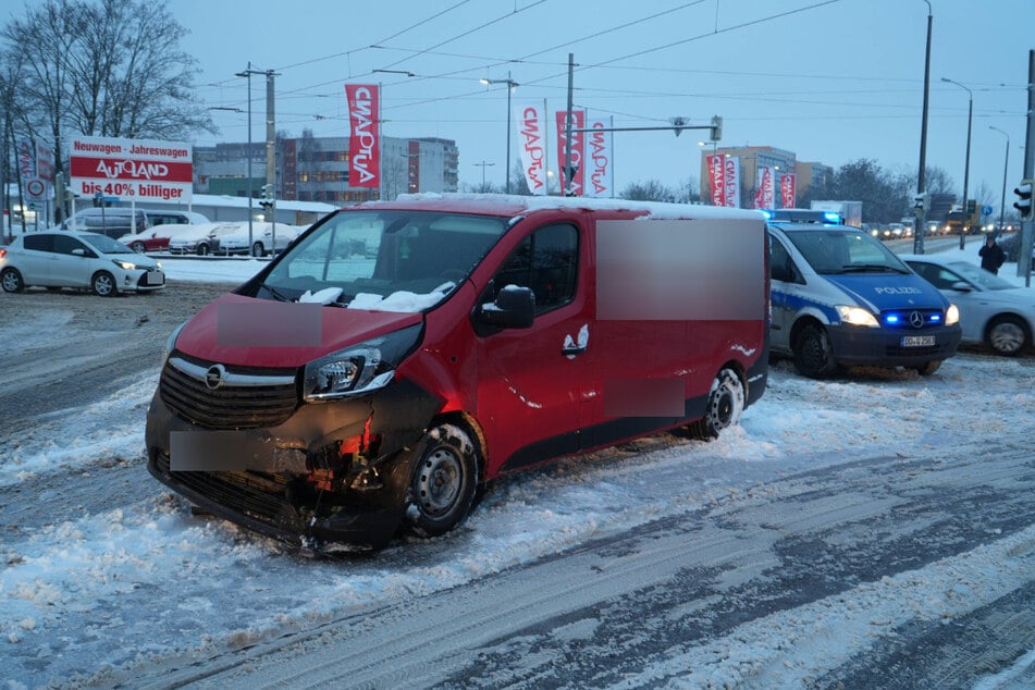 Der neuerliche Wintereinbruch hat zu zahlreichen Unfällen in und um Leipzig geführt. So sind am Morgen auf der Kreuzung Kiewer Straße und B87 zwei Fahrzeuge kollidiert.