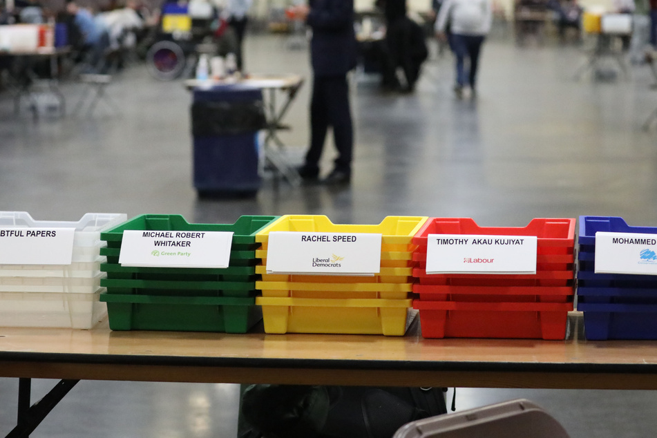 Die Konservative Partei erlitten bei den Kommunal- und Bezirkswahlen schwere Niederlagen.