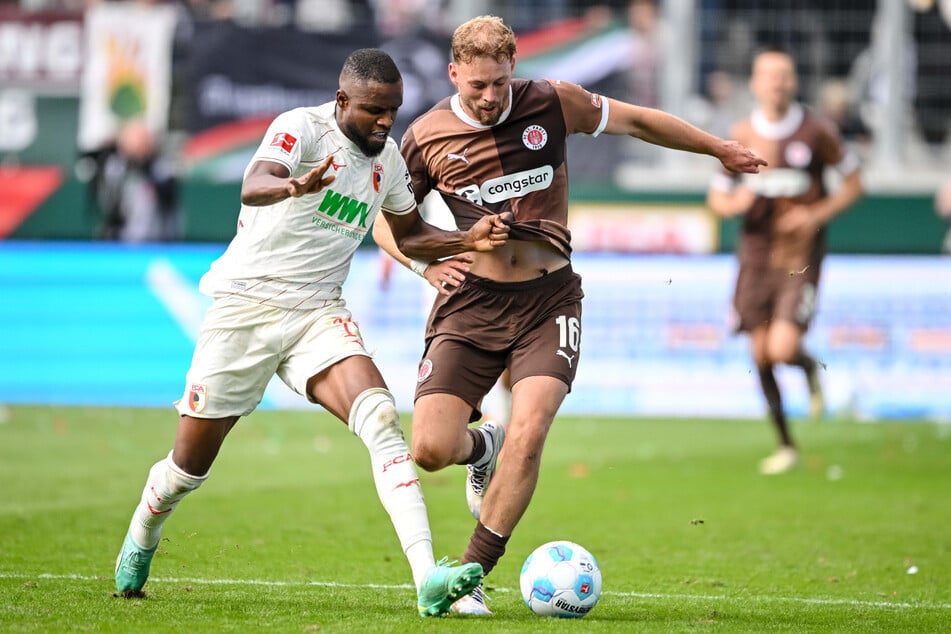 Das Hinspiel verlor der FC St. Pauli um Carlo Boukhalfa (r.) gegen den FC Augsburg und Frank Onyeka klar mit 1:3.