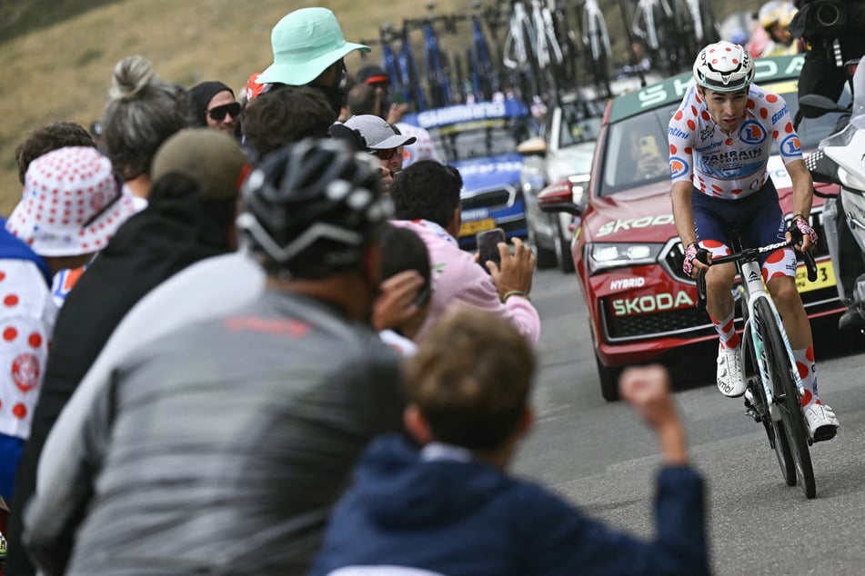 Dicht an dicht drängen sich Sportler, Autos, Motorräder und Zuschauer bei der Tour de France aneinander - auf der 14. Etappe ging das schief.