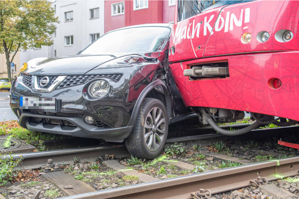 Bei dem Unfall in Köln-Lindenthal wurde der Nissan schwer beschädigt.