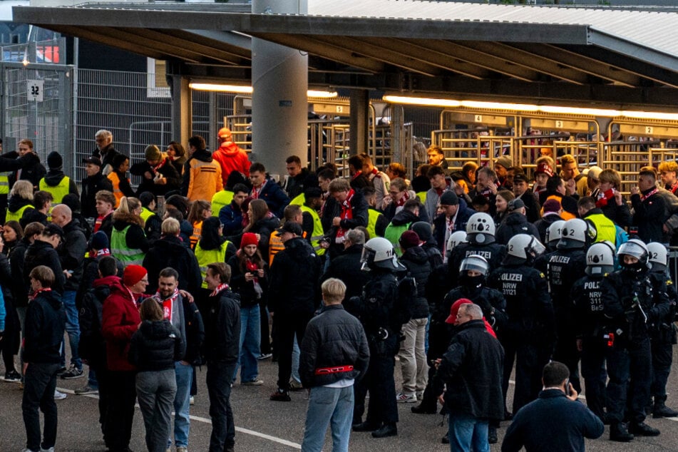 Bei Rhein-Derby in Mönchengladbach: Attacke auf Fan-Bus des 1. FC Köln