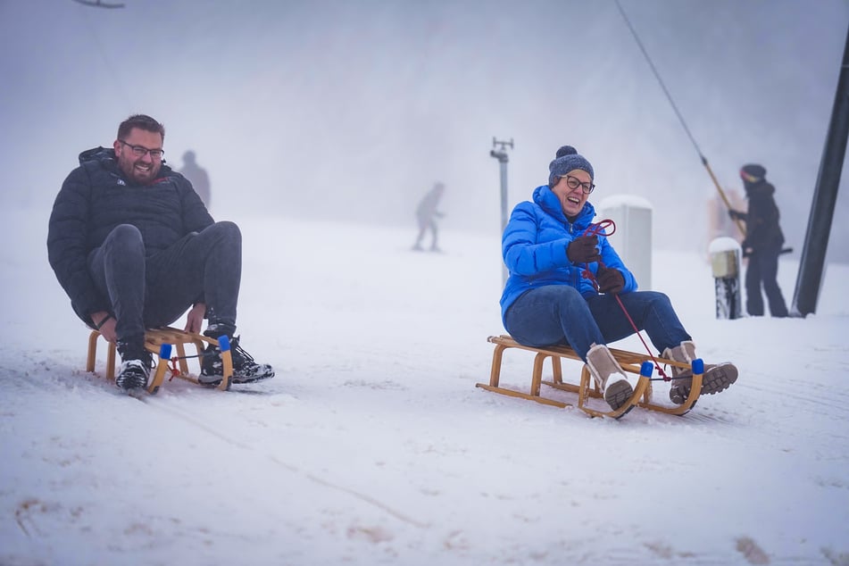 Mit der Ministerin ist gut Schlitten fahren: Barbara Klepsch (r.) beim ausgelassenen Rodeln.
