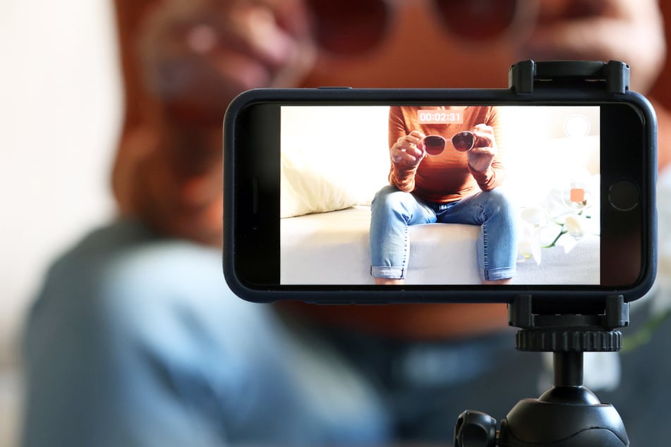 Geht alles rechtens zu? Influencerinnen und Influencer befinden sich im Visier der Steuerfahnder in Hessen. (Symbolbild)