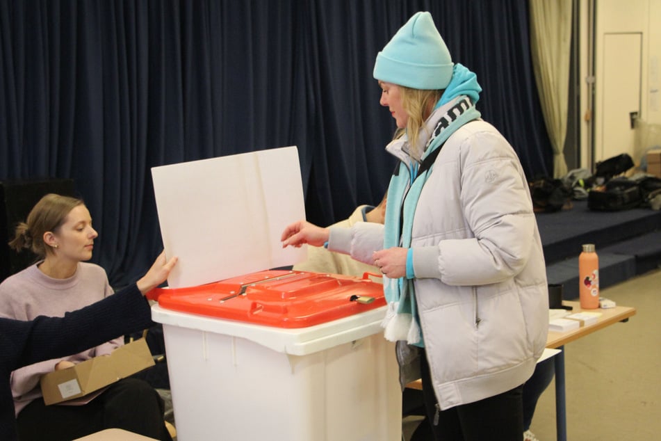 Sandra Thering wirft ihren Stimmzettel nach einer nicht ganz so geheimen Wahl in die Wahlurne.