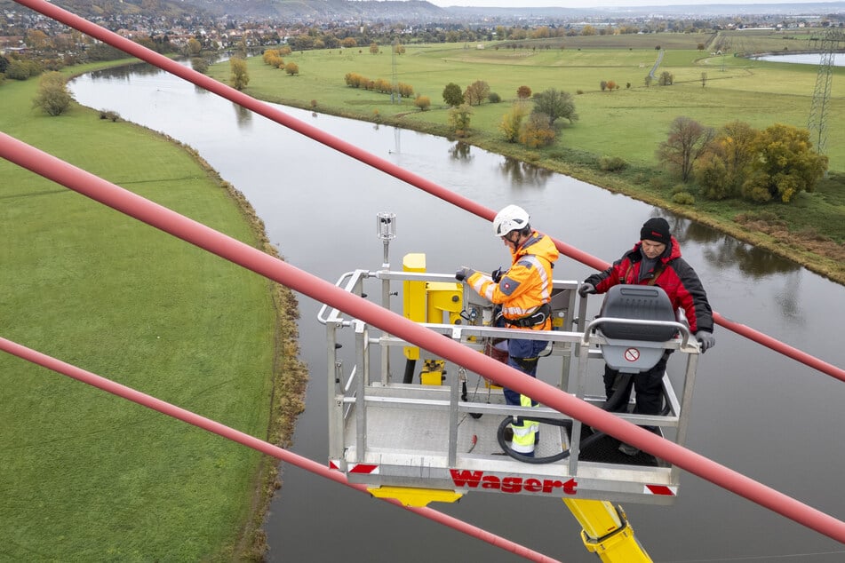 Gemeinsam mit Hubsteiger-Fahrer Vladimir Petkov (53) begab sich Köhler in luftige Höhe mit perfektem Blick auf die Elbe und verschiedene Stadtteile Dresdens.
