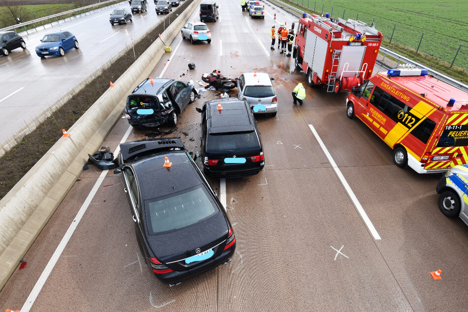 Bei einem Unfall auf der A7 bei Schwarmstedt ist ein Krad-Fahrer ums Leben gekommen. Neun weitere Menschen wurden verletzt.