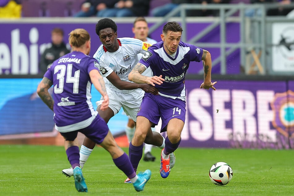 Der 21-jährige Elijah Krahn vom FC Saarbrücken im Duell mit Aues Boris Tashchy.