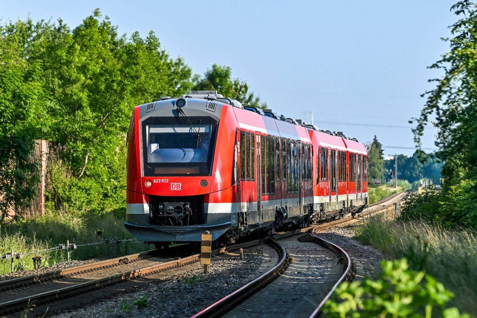 Drei LINT-Dieseltriebwagen werden als Ersatzfahrzeuge momentan auf der Strecke eingesetzt. (Symbolfoto)