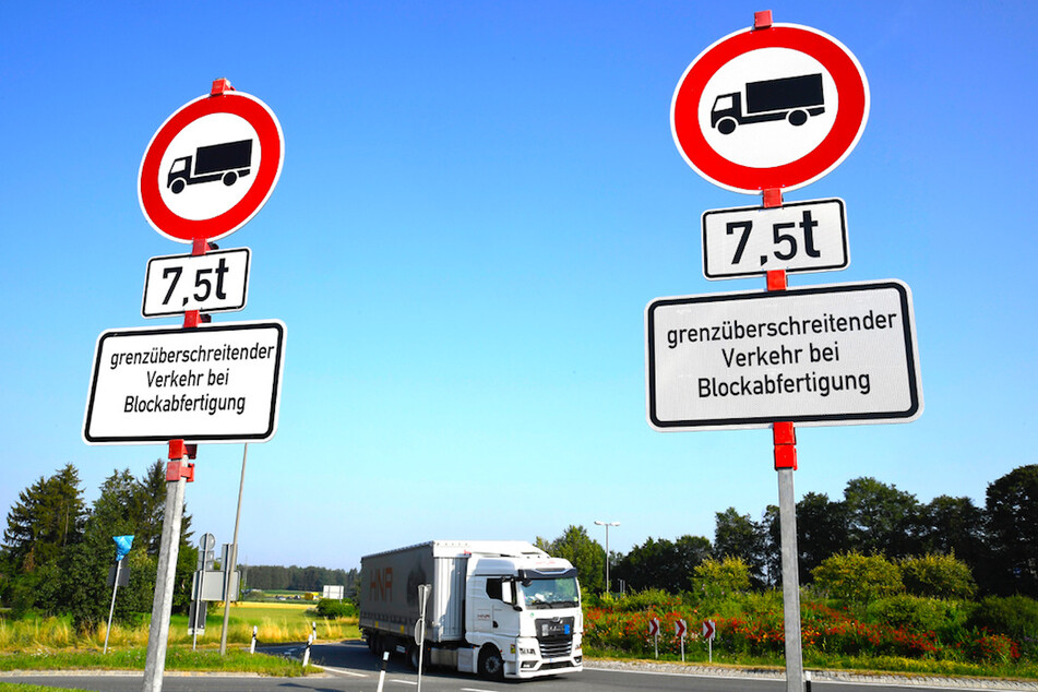 An Tagen mit Blockabfertigung in Tirol dürfen Lkws in Bayern nicht mehr auf kleinere Straßen ausweichen.