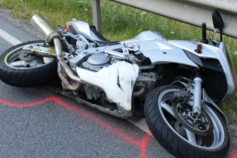 Der 41 Jahre alte Motorradfahrer kam im Zuge des Unfalls in Bayern zu Fall und zog sich bei diesem mittelschwere Verletzungen zu.