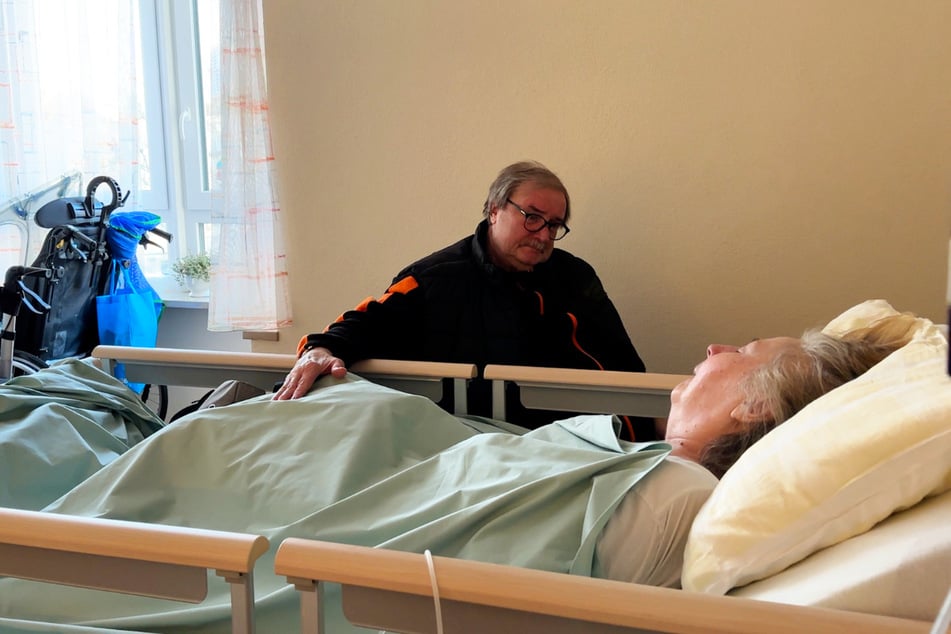 Peter besucht seine Frau Doris (62) so oft wie möglich, will an ihrer Seite sein, wenn sie aufwacht.