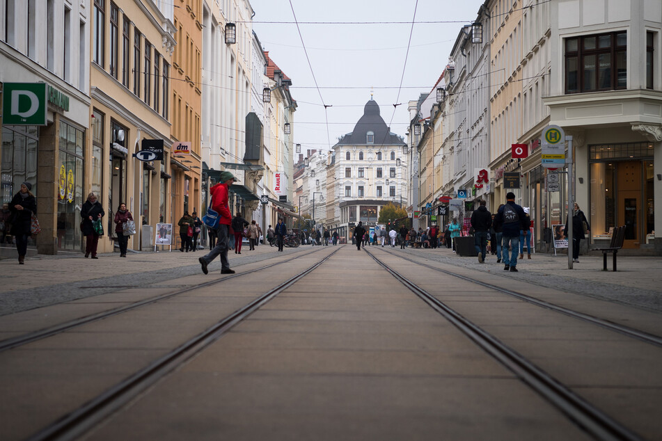 An einer Straßenbahnhaltestelle in Görlitz kam es zu einem feigen Angriff auf einen Mann(43), der zuvor couragiert eingegriffen hatte. (Symbolbild)