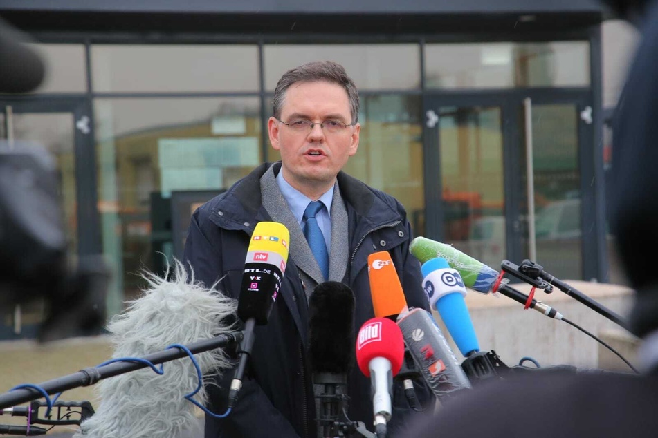 Der Sprecher der Oberstaatsanwaltschaft Jürgen Schmidt bei der Pressekonferenz am Nachmittag in Dresden.