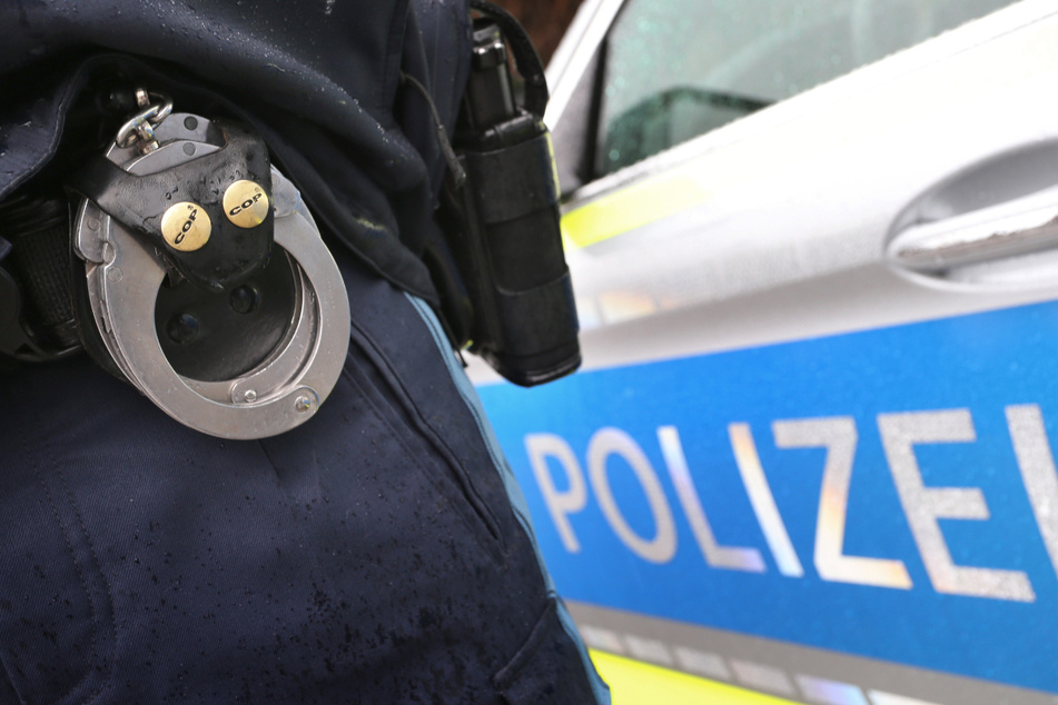 Vier Polizisten mussten nach der Auseinandersetzung ins Krankenhaus. (Symbolbild)