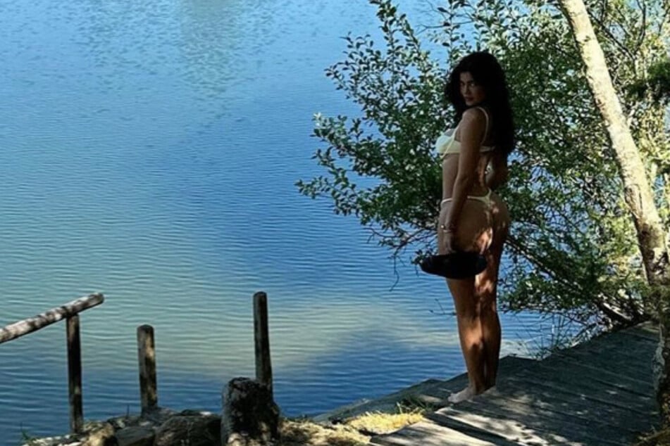 Kylie Jenner showed off her curvy bottom in a sexy bikini set while enjoying her time in Tuscany.