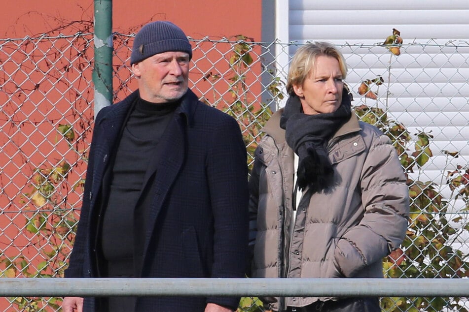 Hermann Tecklenburg (75, l.) und seine Frau Martina Voss-Tecklenburg (55) am 15. Oktober bei einem Fußball-Spiel in Walbeck.