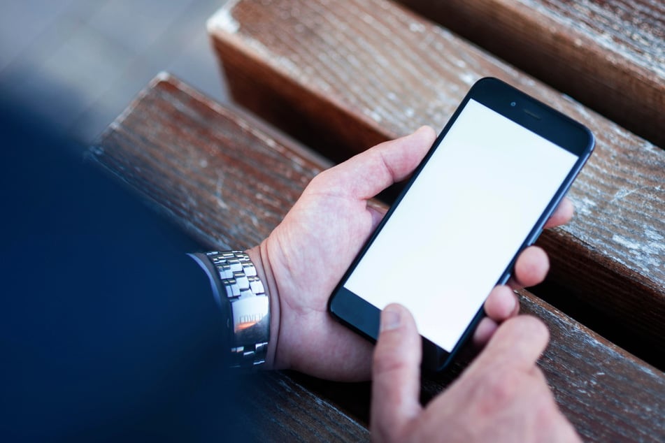Der Mann hatte sein Handy auf dem Anhänger liegen gelassen und fuhr dann los. (Symbolfoto)