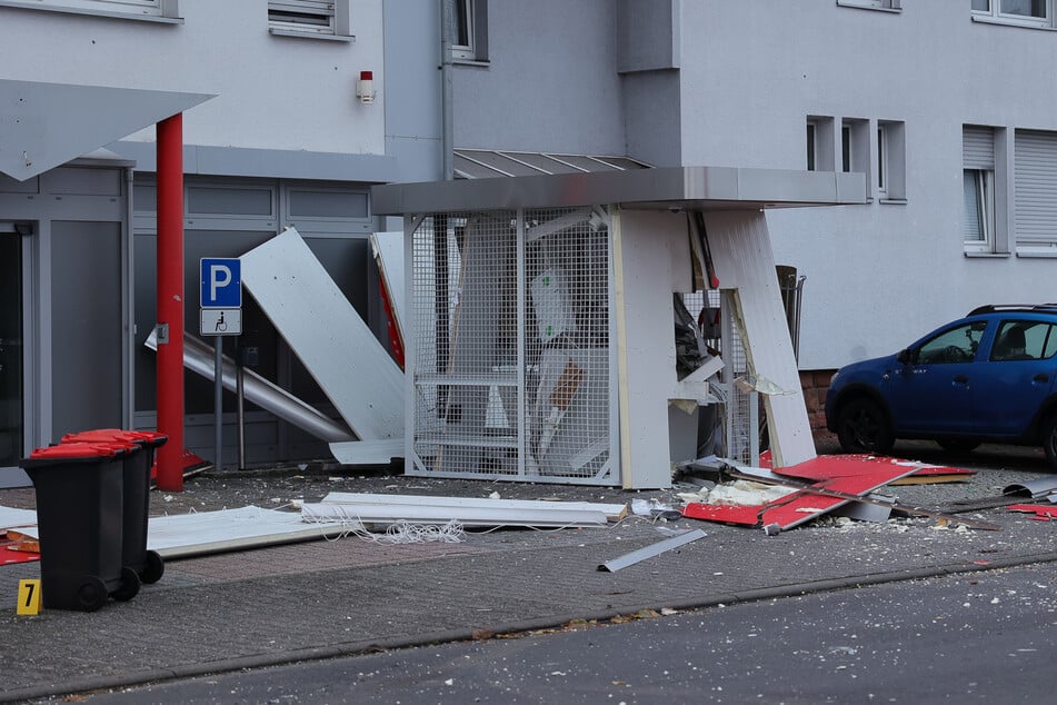 Mehrere Tatverdächtige sprengten am Montagmorgen einen Geldautomaten im Vorraum einer Filiale in Bergheim. (Symbolbild)