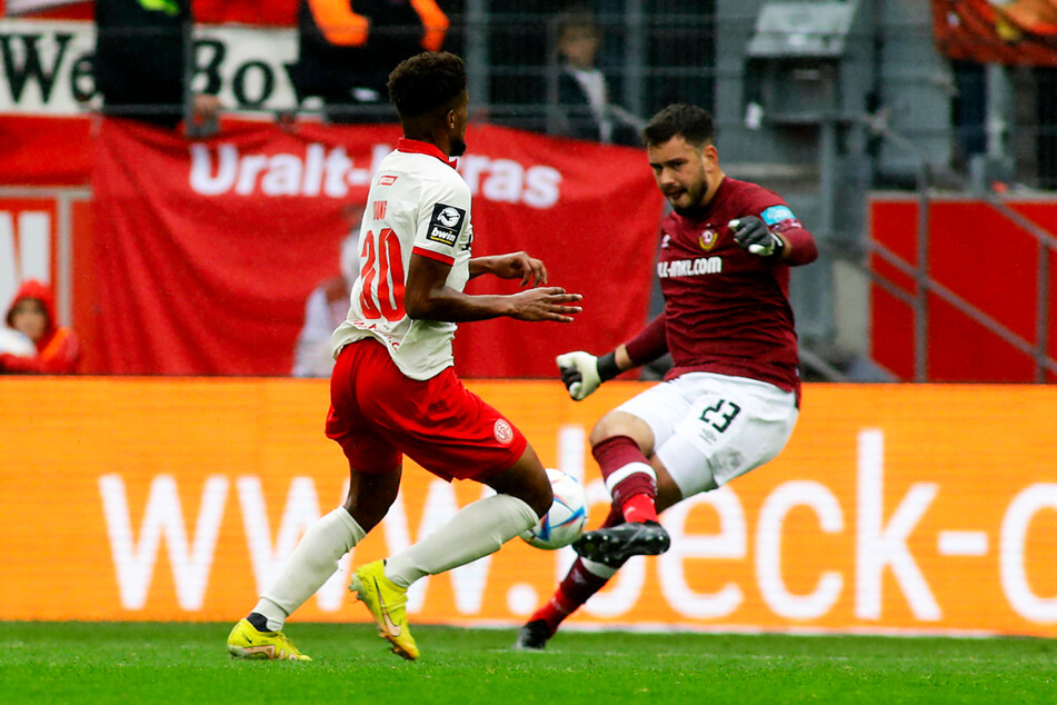 Das 1:0 für Rot-Weiss Essen: SGD-Keeper Stefan Drljaca (23, r.) schoss 16 Meter vor dem Tor den Essener Isaiah Young (24) an ...