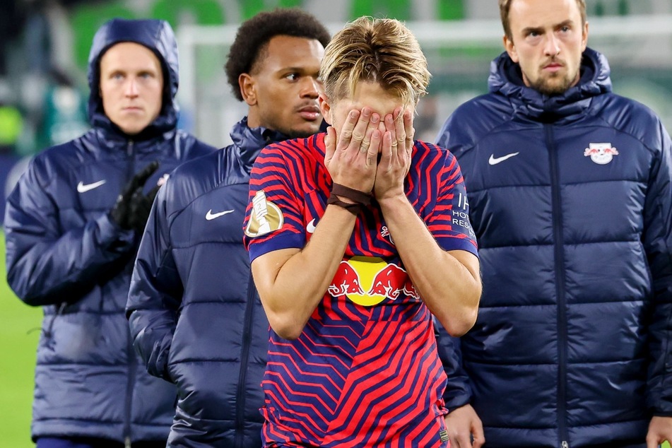 Die Enttäuschung über das Pokal-Aus stand den Spielern von RB Leipzig am Dienstagabend ins Gesicht geschrieben - wenn es nicht gerade unter den eigenen Händen begraben wurde.