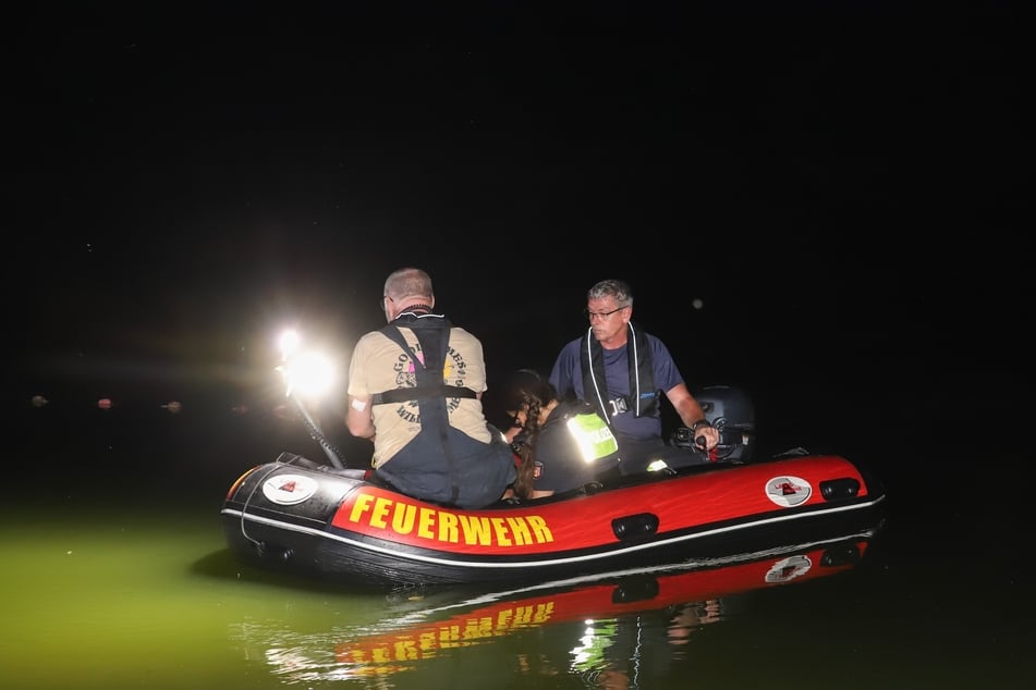 Die Polizei suchte in der Nacht auch mit Booten nach dem 29-Jährigen.