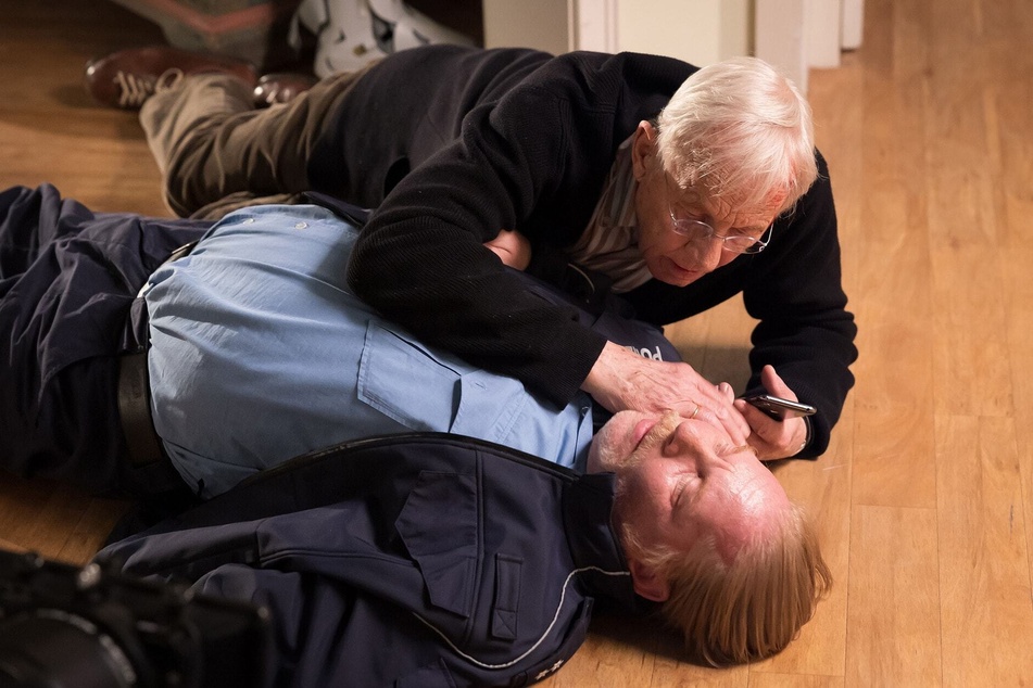 Erst schlägt Ben Becker als Ulrich Zweigert seinen Vater Rolf (Otto Stein) nieder, dann rächt er sich.