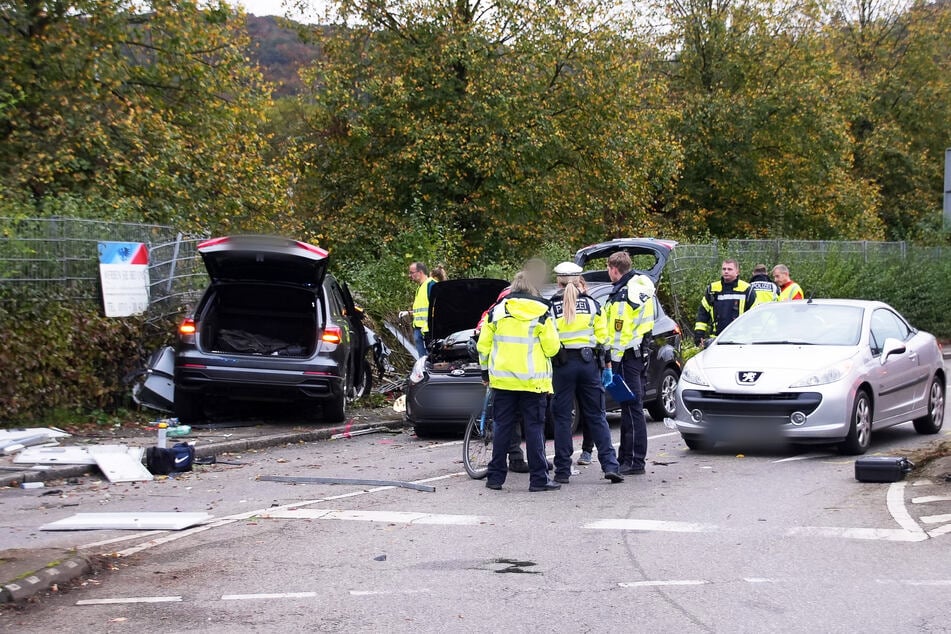 Die Einsatzkräfte waren im Großaufgebot vor Ort. Immer noch unklar ist, wie es zu dem verheerenden Unfall kommen konnte.