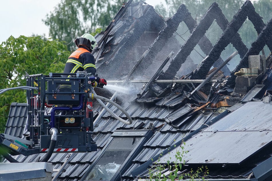 Mit mehreren Strahlrohren konnte die Kameraden das Feuer in den Griff bekommen.