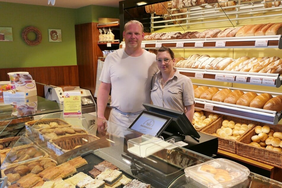Bäckermeister Sandro Penz (38) zusammen mit seiner Frau Bianca (33) in der Bäckerei Haferkorn, die beide gemeinsam seit 2022 leiten.
