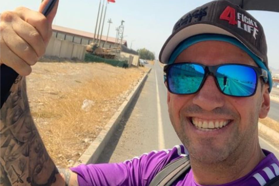 Mann reist zu Fuß zur WM nach Katar, kurz vor dem Iran verliert sich seine Spur
