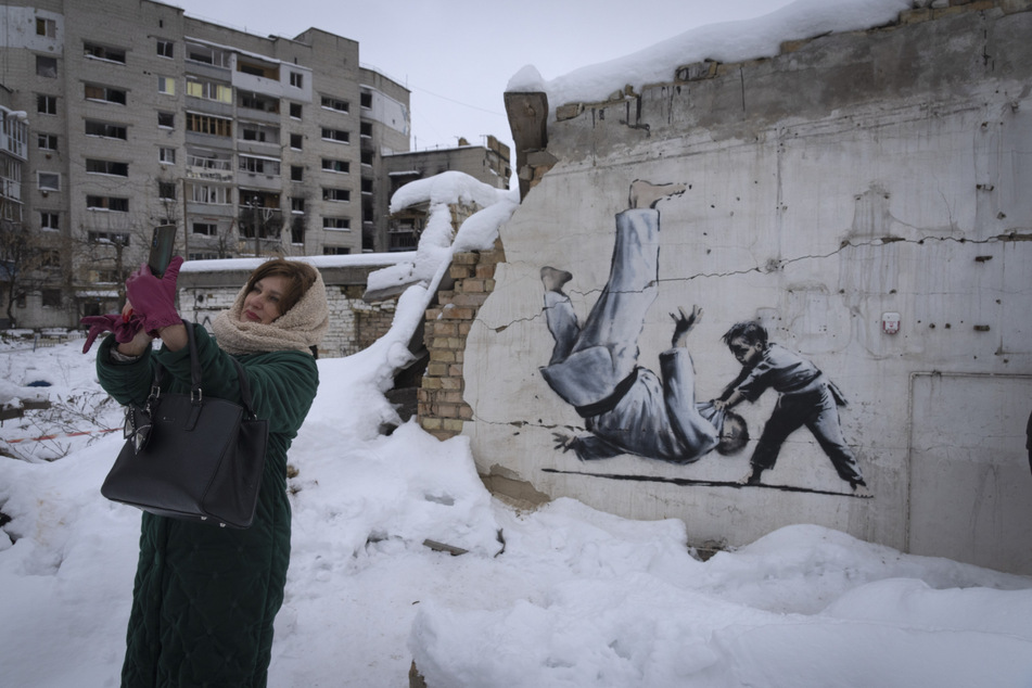 Gerade so war auf dem Mauerstück noch Platz für das Kunstwerk. Für Ukrainer und Ukrainerinnen bringt es Hoffnung und Mut mit sich.