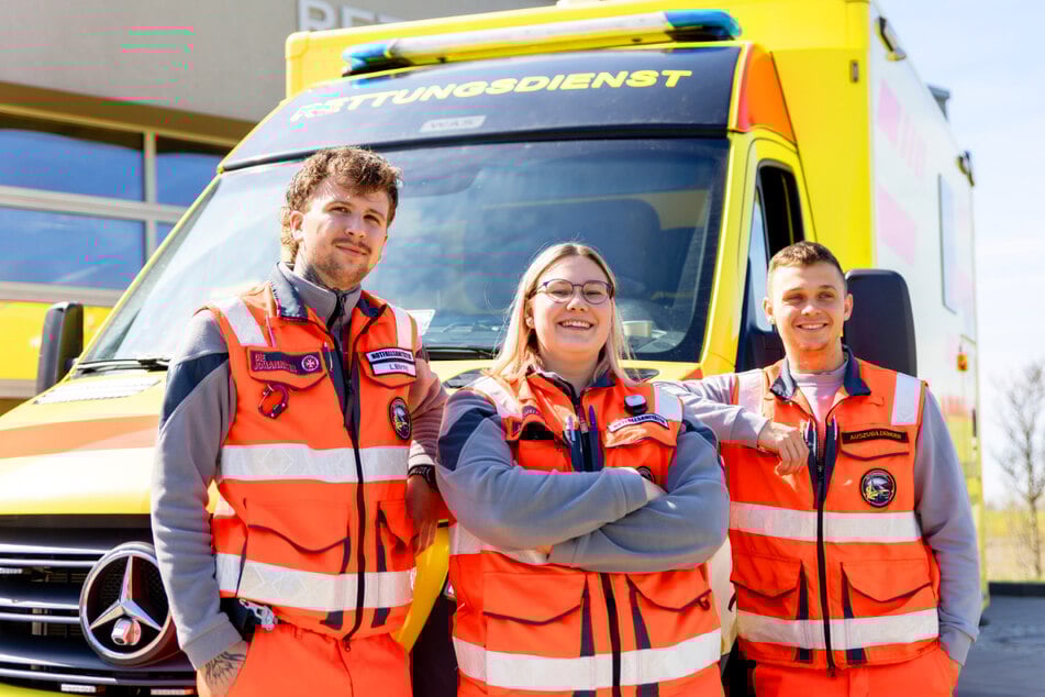 Ein eingeschweißtes Team und tolle Benefits warten auf alle neuen Notfallsanitäter (m/w/d), die in Penig anfangen.