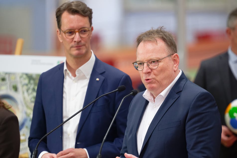 Im Streit um die Kosten für den Rettungsdienst nimmt Kölns Oberbürgermeister Torsten Burmester (62, SPD, r.) auch NRW-Ministerpräsident Hendrik Wüst (50, CDU) in die Pflicht.