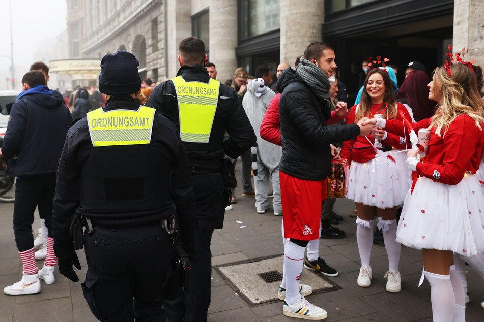 Feiernde am Gaffel am Dom in Köln.