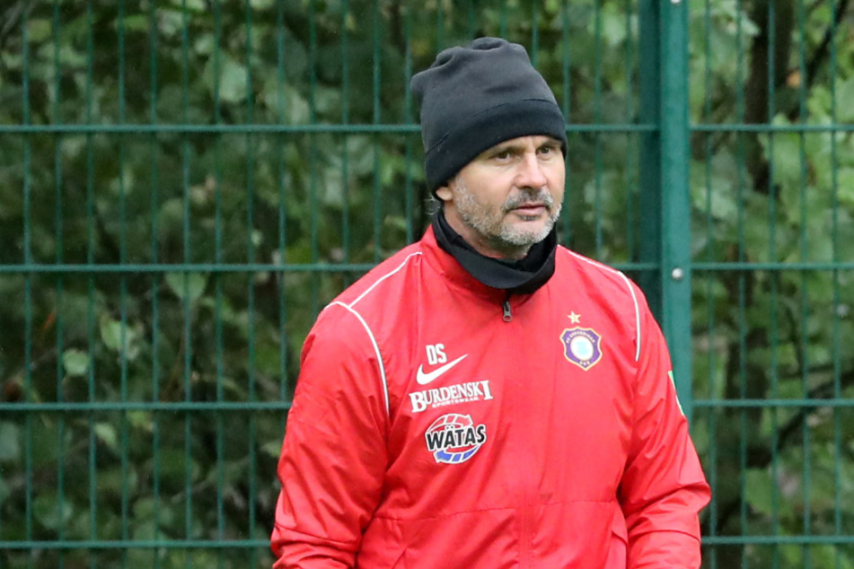 Das Mittwochspiel in Hamburg in den Beinen, Reisestrapazen, eine Reihe von Kickern angeschlagen - Trainer Dirk Schuster steht mit seiner Auer Mannschaft heute beim VfL Bochum vor keiner leichten Aufgabe.