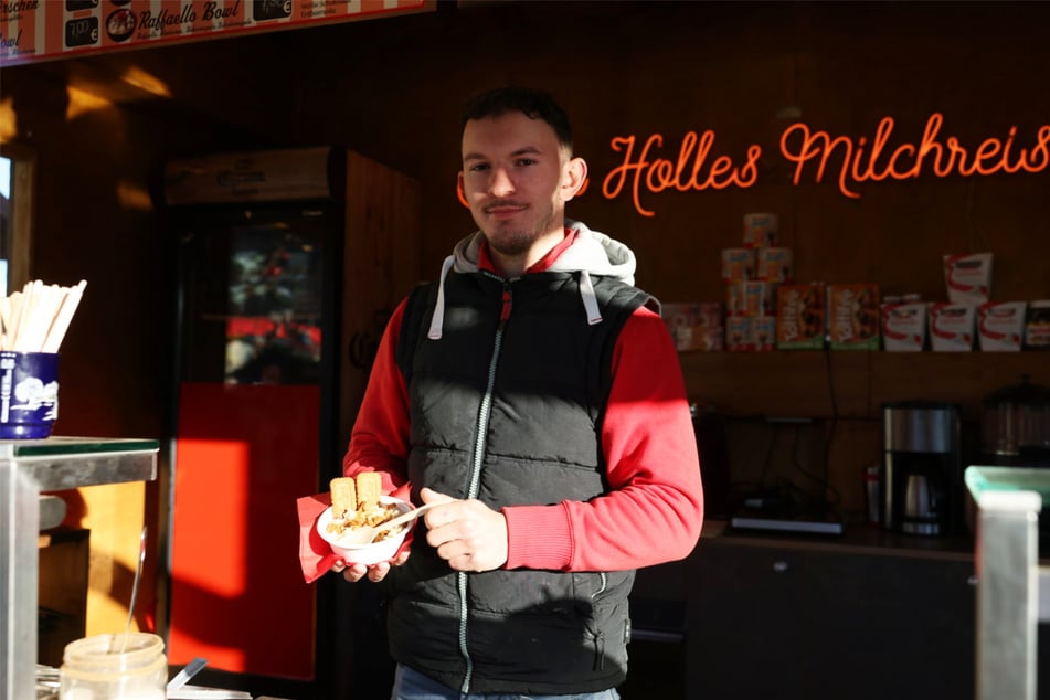 Der Stand befindet sich auf dem Augutusplatz schräg vor der Oper.