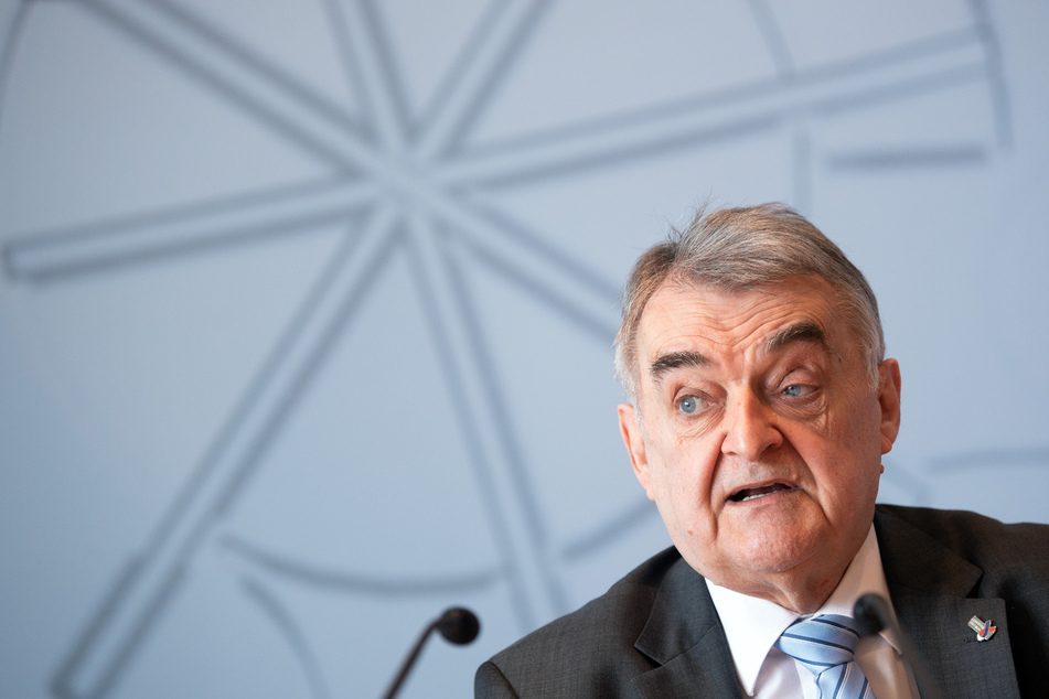 Innenminister Reul (68, CDU) äußerte sich klar zu den antisemitischen Vorfällen und gab an, "ohne jegliche Toleranz" vorgehen zu wollen.