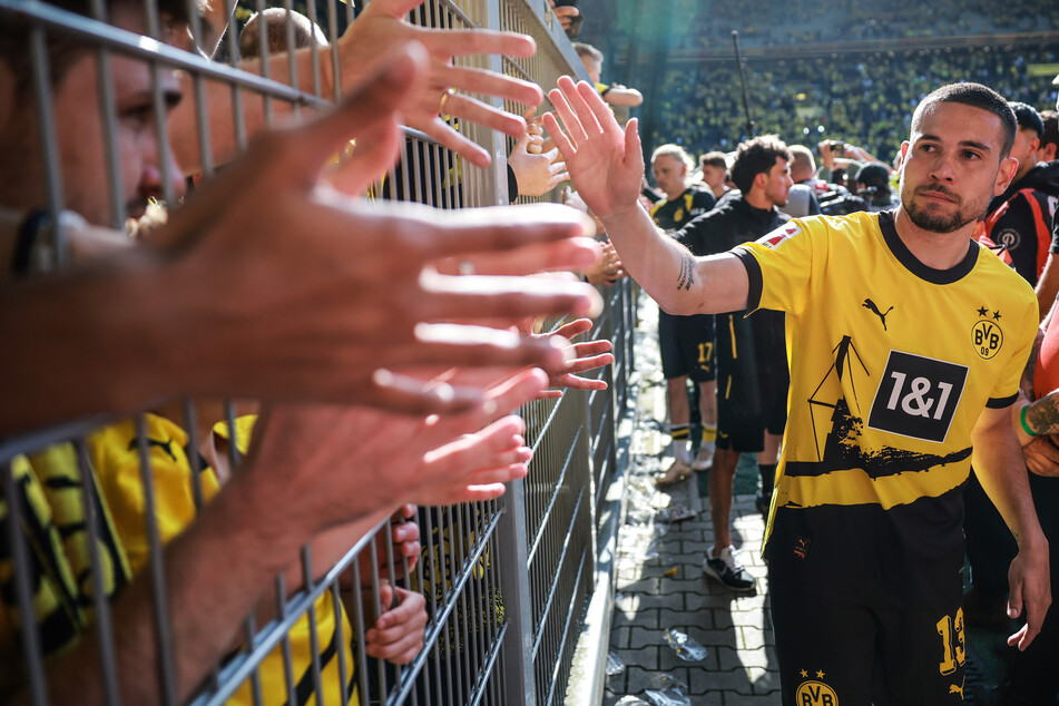 Ein letztes Mal abklatschen mit den Fans war für Raphaël Guerreiro (29) am Samstag nach dem bitteren 2:2 der Dortmunder angesagt.
