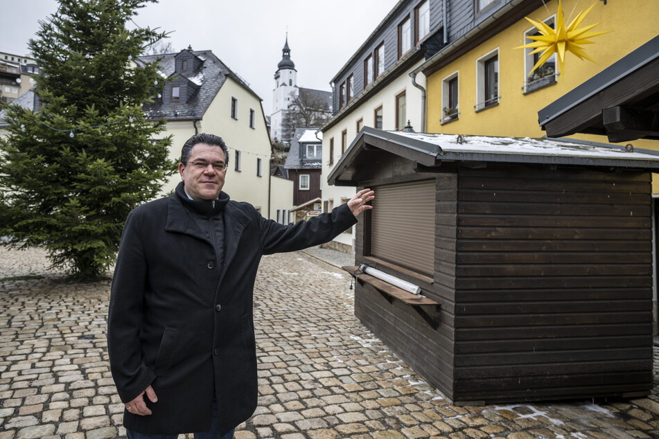 Oberbürgermeister Ruben Gehart (50) freut sich über den ungewöhnlichen Weihnachtsmarkt im Februar.