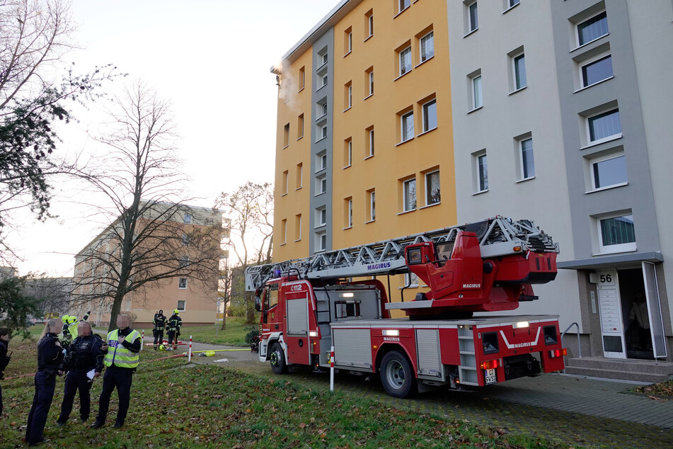 Am Dienstagmorgen rückte die Feuerwehr zu diesem Wohnblock in Chemnitz-Gablenz aus. In der vierten Etage brannte es.