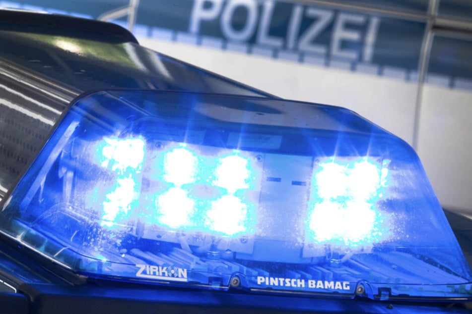 Krimineller Jugendlicher prügelt auf 40-Jährige ein und raubt sie aus