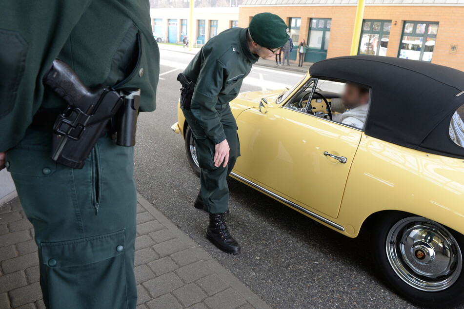 An der deutsch-schweizerischen Grenze bei Bietingen im Kreis Konstanz gingen Kontrolleuren drei Schmuggler mit großen Geldbeträgen ins Netz. (Archiv- und Symbolbild)