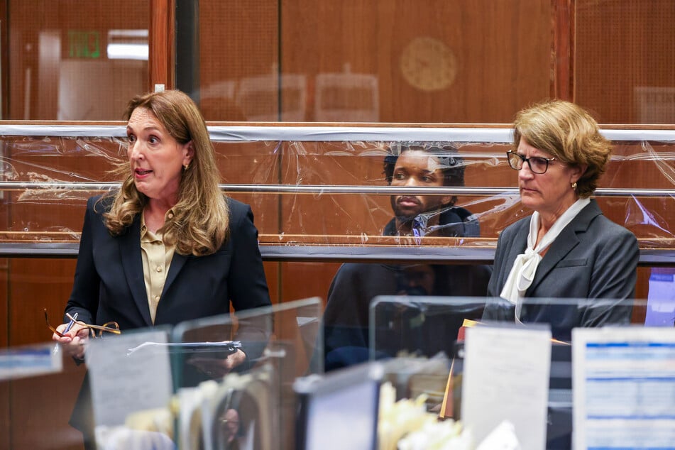 David Anthony Burke (21, M.), Künstlername D4vd, wird wegen Mordes an einem 14-jährigen Mädchen angeklagt.