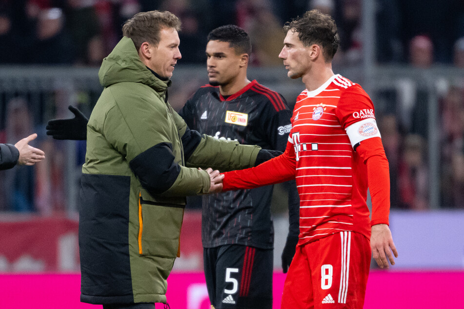 Bayern-Trainer Julian Nagelsmann (35, l.) und Leon Goretzka (28, r.) schütteln sich nach dem Spiel gegen Union Berlin die Hände.