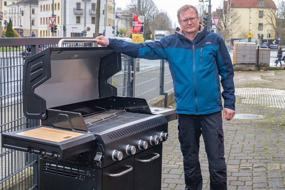 Der geplante Gasgrill für den Außenbereich wurde wegen Geruchsbelästigung und Brandgefahr von der Bauaufsicht abgelehnt.