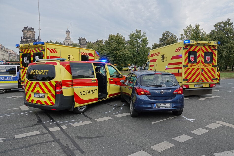 Eine Mutter mit ihrem Kind war im Pirnaischen Platz in einen Verkehrsunfall mit einem Einsatzfahrzeug verwickelt.