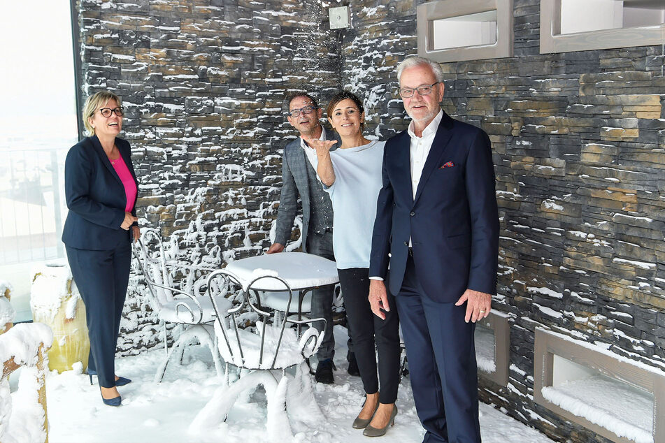 Stehen im Schnee der Kältekammer: Tourismus-Ministerin Barbara Klepsch (55, CDU, v.l.n.r.), Schirgiswalde-Kirschaus Bürgermeister Sven Gabriel (43), CDU-Landtagsabgeordnete Patricia Wissel (45) und Hotelchef Rüdiger Schumann (75).