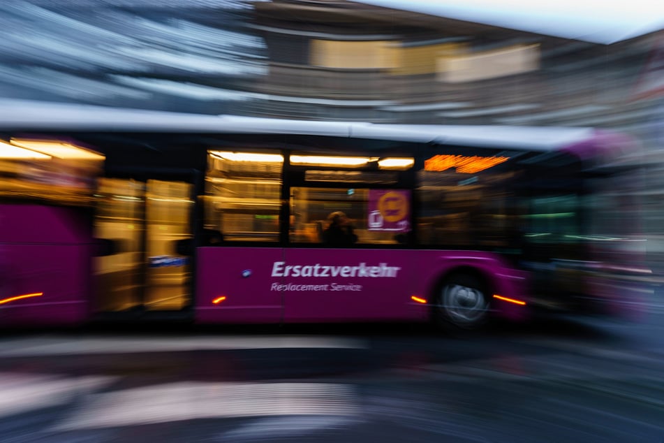 Für die Zeit der Gleisarbeiten wird die Bahn Ersatzbusse einsetzen. (Archivbild)