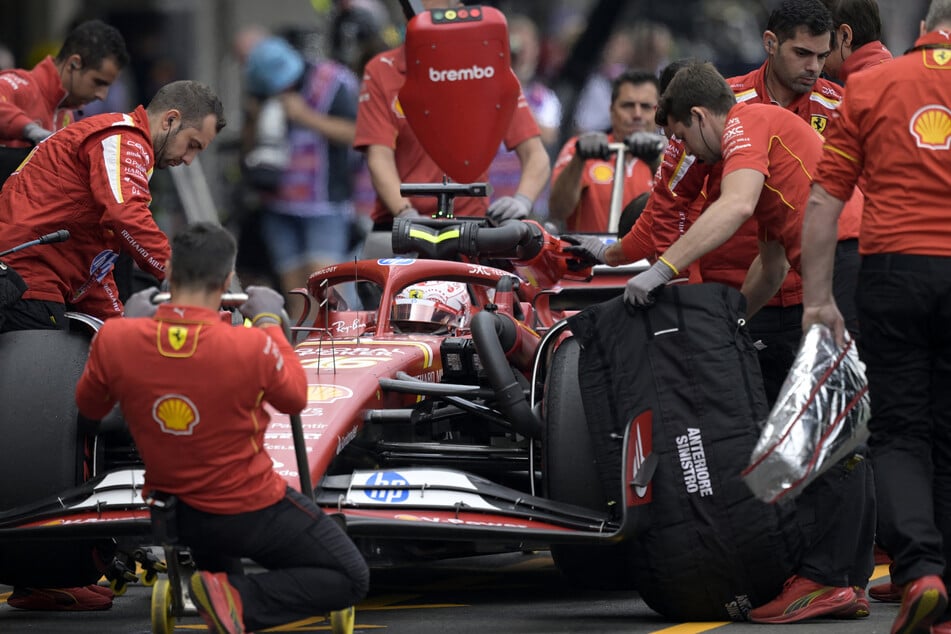 Charles Leclerc (27) und sein Mechaniker-Team haben bisher ein erfolgreiches Wochenende in Mexiko.